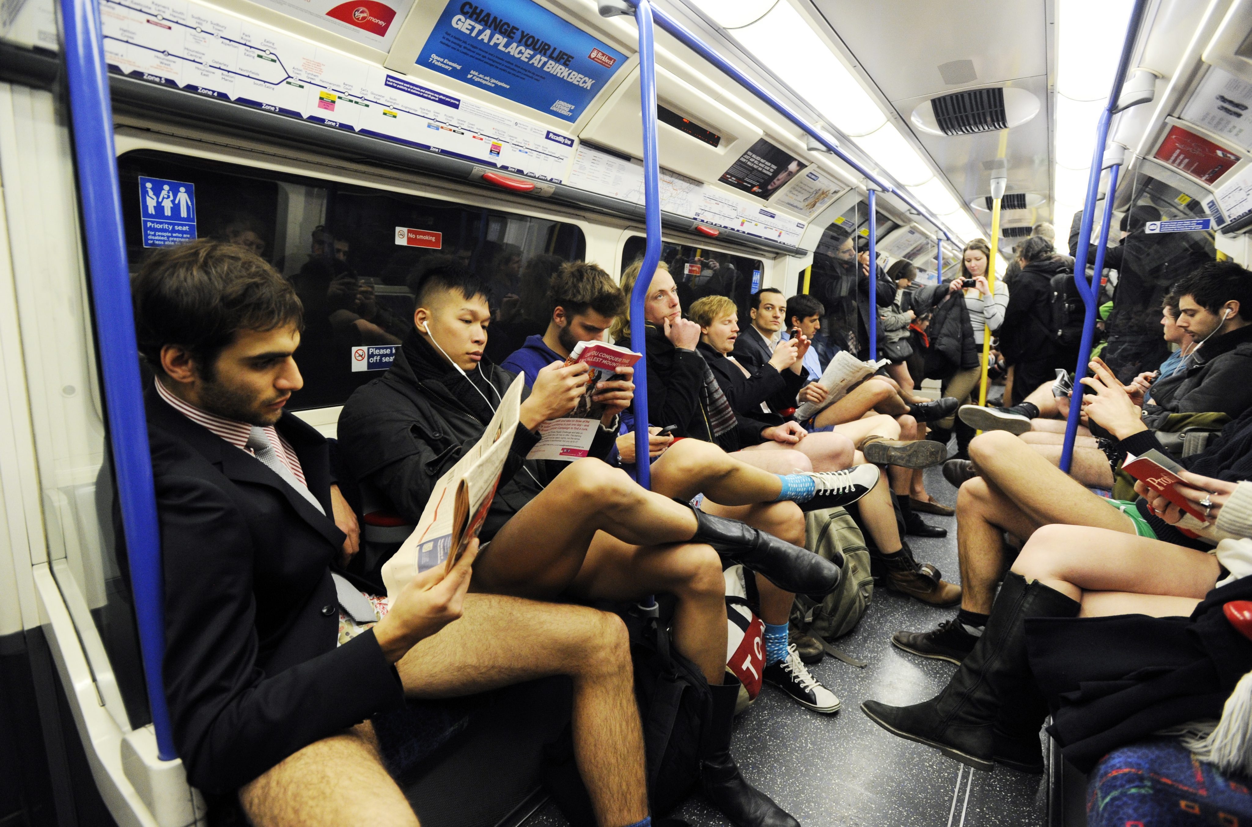 голые мужчины в метро фото 31
