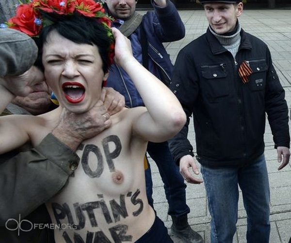 У Сімферопалі на акцыі пратэсту збілі актывістак FEMEN (фота, відэа)