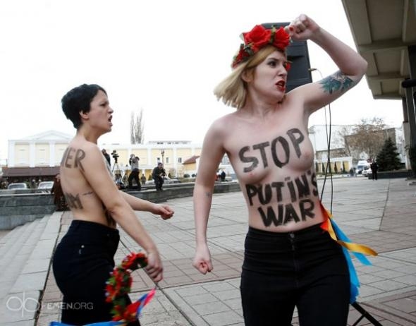 У Сімферопалі на акцыі пратэсту збілі актывістак FEMEN (фота, відэа)