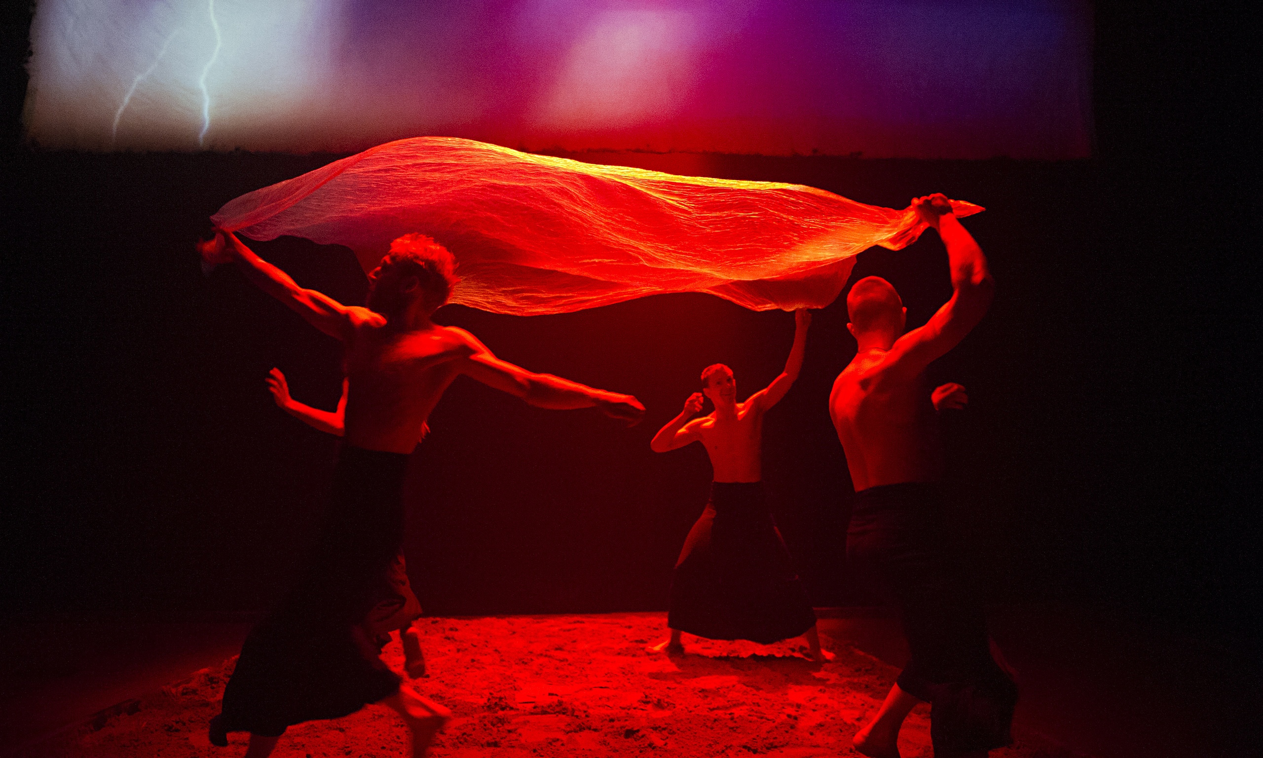 Изображение: Фото: Tristram Kenton. Спектакль "Red forest" Белорусского Свободного Театра