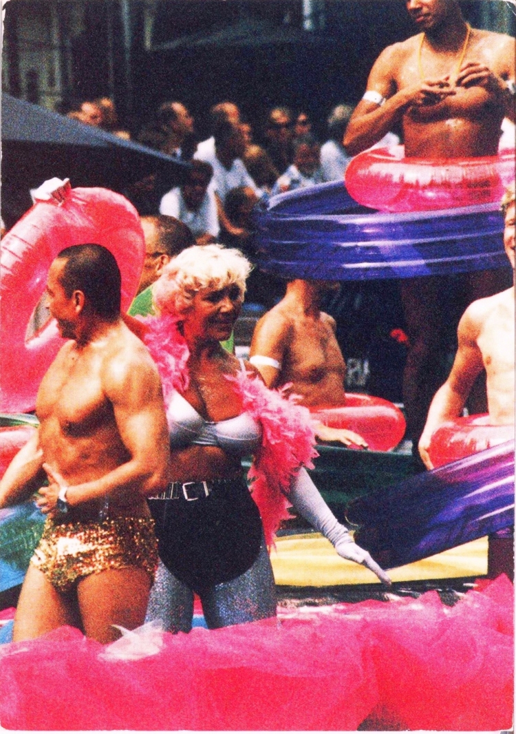 Праекту MAKEOUT дасылаюць паштоўкі з усяго свету