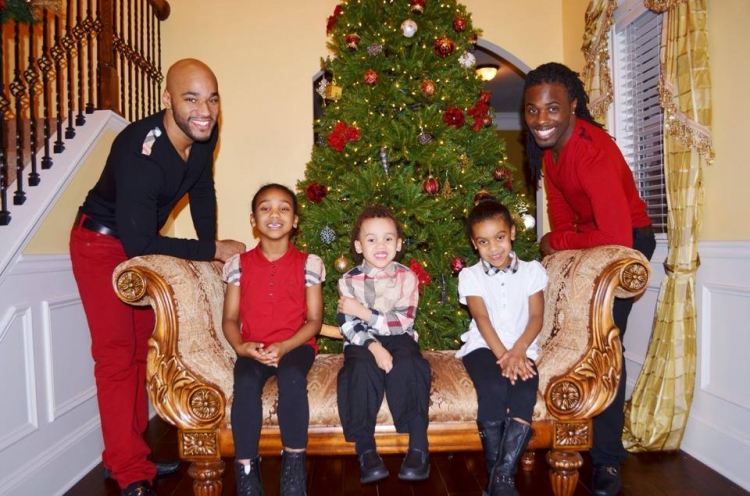 Знаменитые отцы-геи снялись в рекламе Nikon