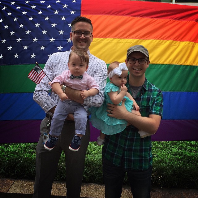 Тысячи семей в США празднуют победу равенства брака Тысячи семей в США празднуют победу равенства брака