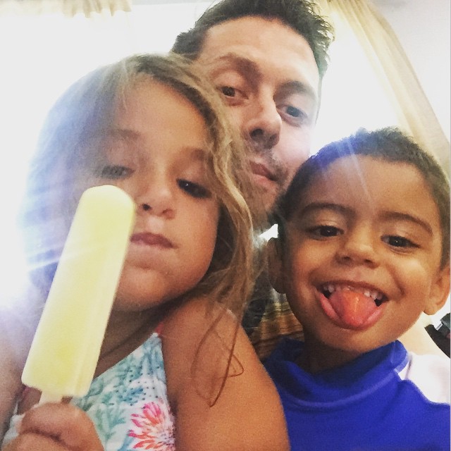 Тысячи семей в США празднуют победу равенства брака Тысячи семей в США празднуют победу равенства брака