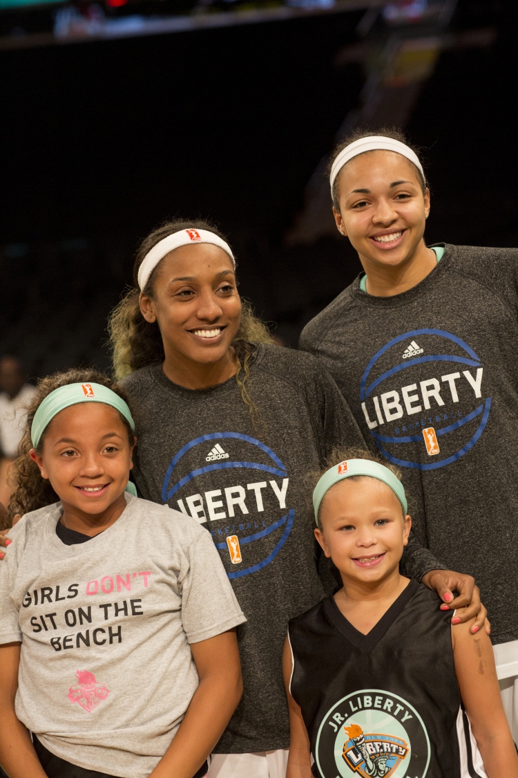 "Девочки не сидят на скамейке": сексизм в баскетболе