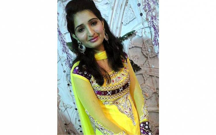 Смелое заявление жертвы кислотной атаки с помощью красной помады