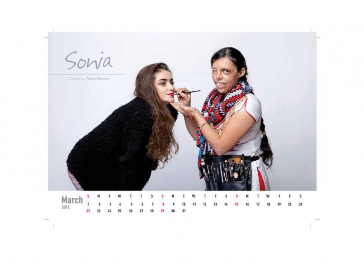 Смелое заявление жертвы кислотной атаки с помощью красной помады