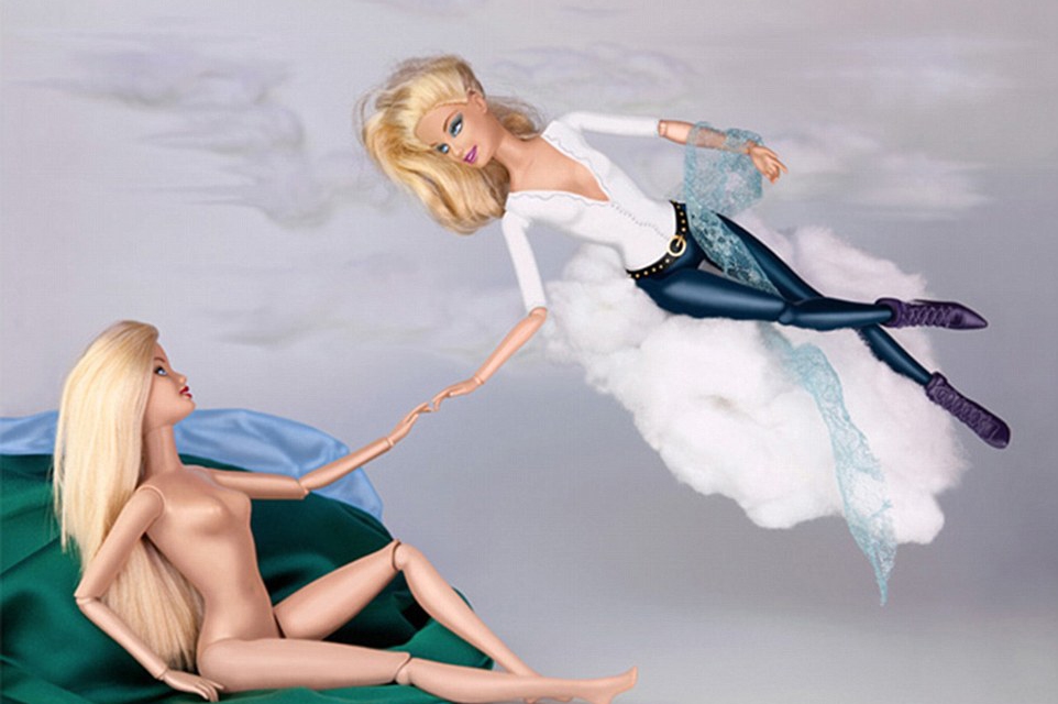 Барби стала частью знаменитых картин в защиту прав женщин