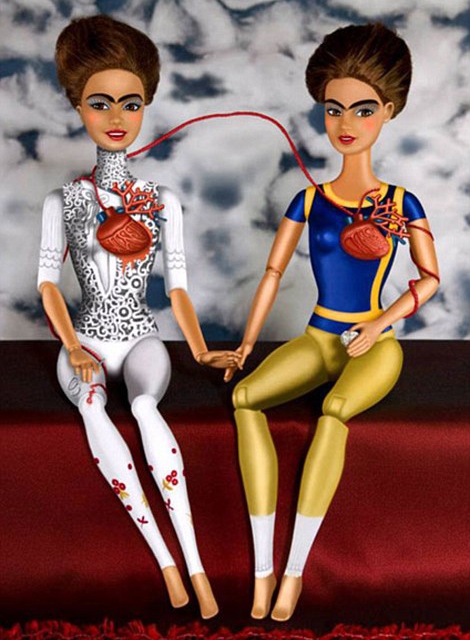 Барби стала частью знаменитых картин в защиту прав женщин