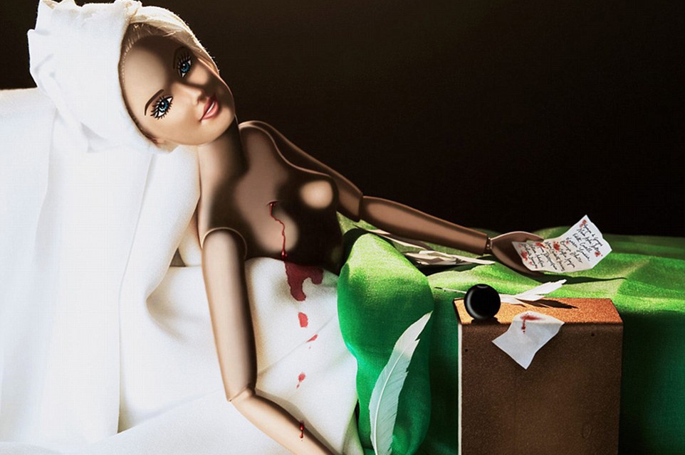 Барби стала частью знаменитых картин в защиту прав женщин