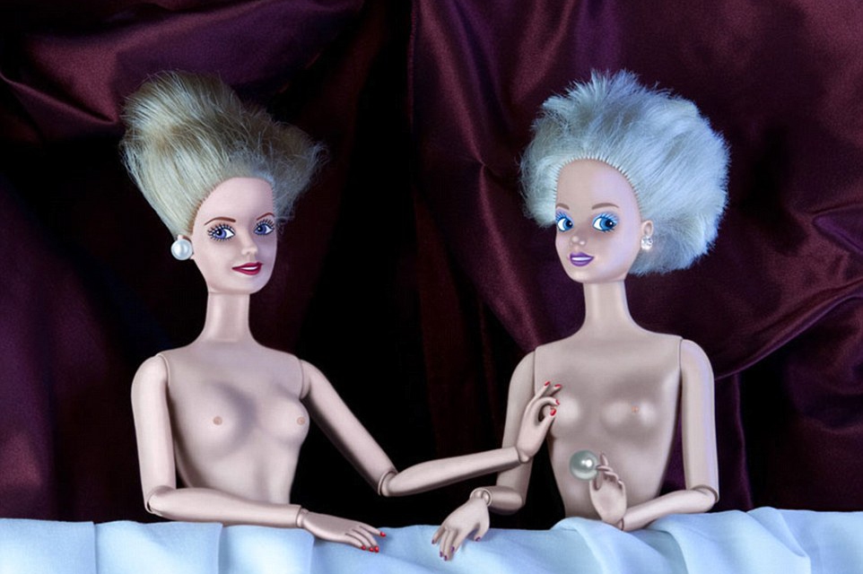 Барби стала частью знаменитых картин в защиту прав женщин