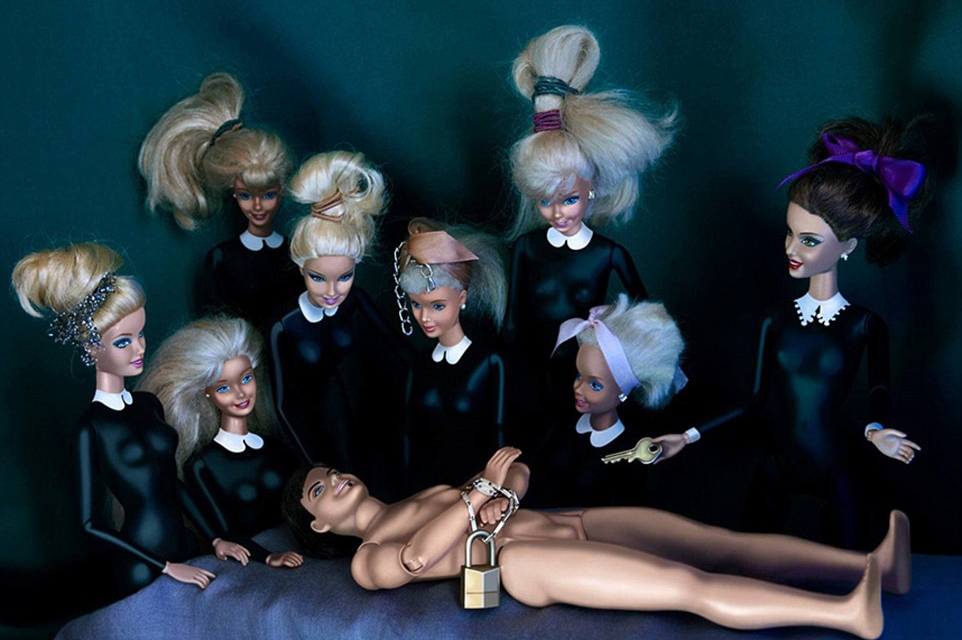 Барби стала частью знаменитых картин в защиту прав женщин